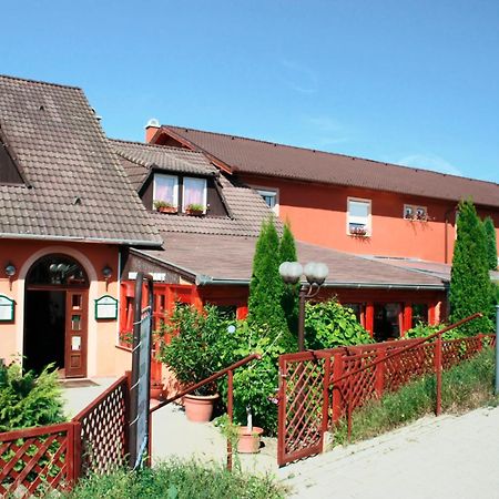 Hotel Vasmacska Panzio Komárom Esterno foto