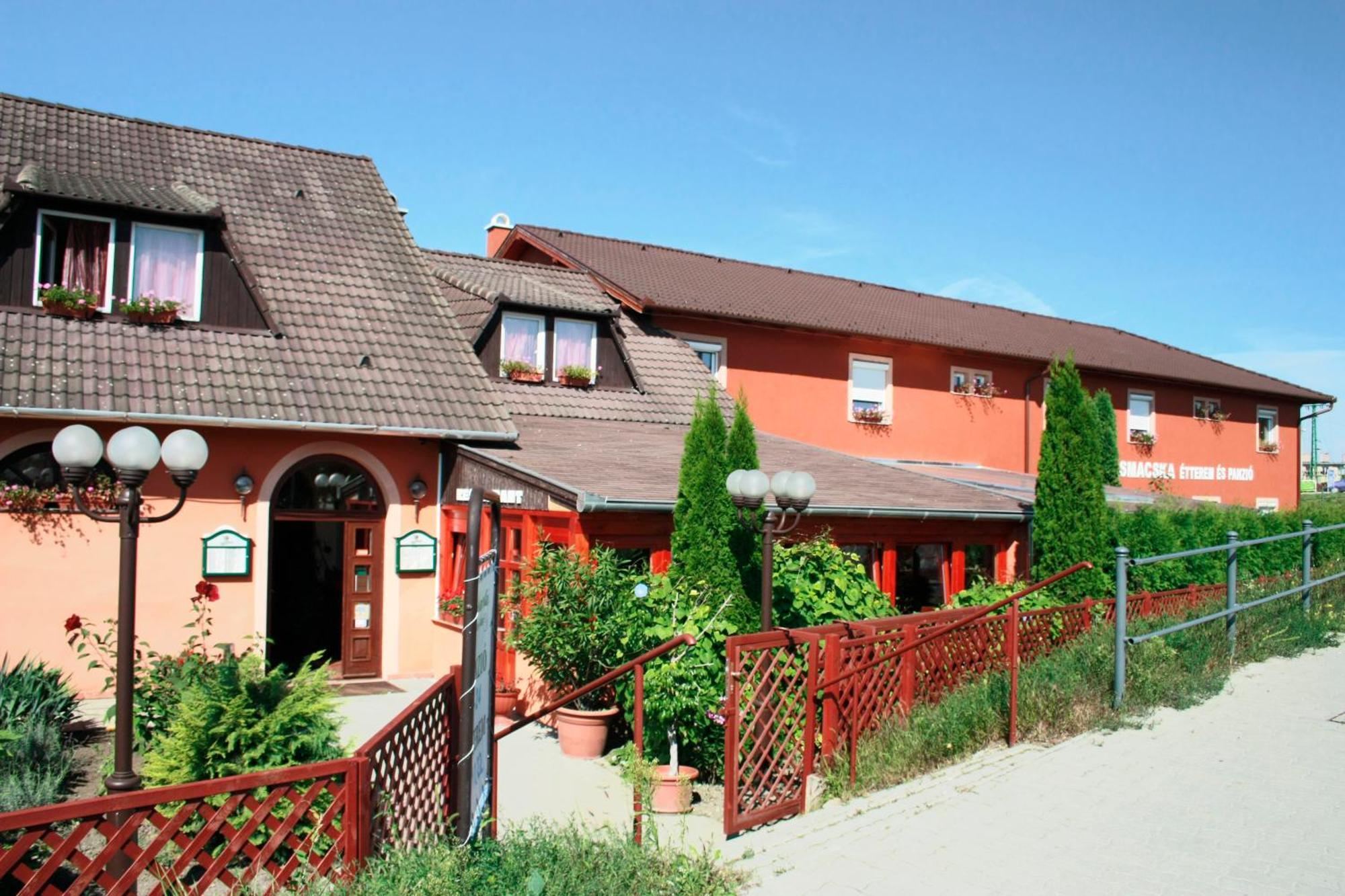 Hotel Vasmacska Panzio Komárom Esterno foto