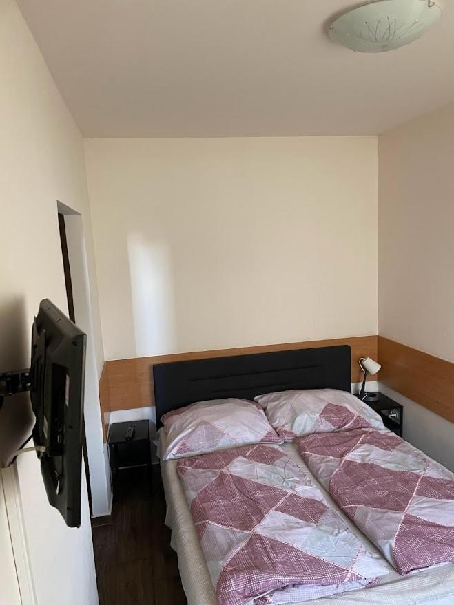 Hotel Vasmacska Panzio Komárom Esterno foto